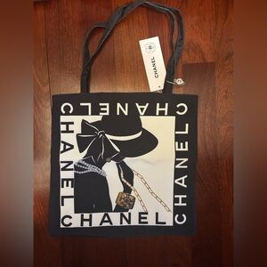 NIB Chanel Elegant Black and White Tote Bag Snap Closure